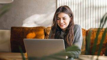 Jeune femme faisant ses démarches administratives sur ordinateur